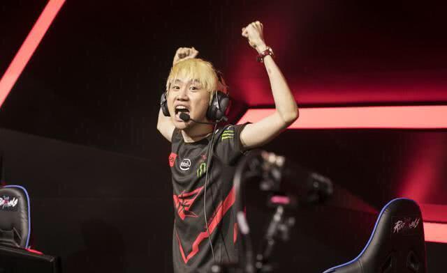 少球迷翘首 少球迷翘首